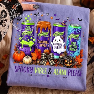 Może przedstawiać: Jasnofioletowy t-shirt z grafiką czterech puszek Alani Nu w stylu Halloween, przedstawiającą kociołek, jabłko w karmelu, ducha i pajęczyny. Napisy to "PURE MAGIC", "CARAMEL APPLE", "CAFFEINE QUEEN", "BAD WITCH ENERGY" oraz "SPOOKY VIBES & ALANI PLEASE", w otoczeniu dyń i jesiennych liści.