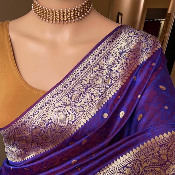 Sari artistique en soie violet gaufré avec motif Zari doré sur l'ensemble du sari. Sari de l'Inde du Sud | Chemisier à coutures personnalisées Sarees USA