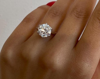 Round Engagement Rings