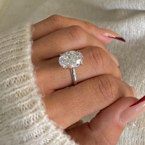 Anello solitario con diamante ovale da 5 carati creato in laboratorio / Colore E, purezza VVS2, certificato IGI, taglio ovale / Anello di fidanzamento in oro bianco 14 carati.