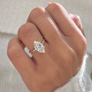 Verlobungsring mit 2 Karat Marquise-Diamanten aus Laborzucht, Solitärfassung, verdeckter Halo, 14 Karat Gelbgold