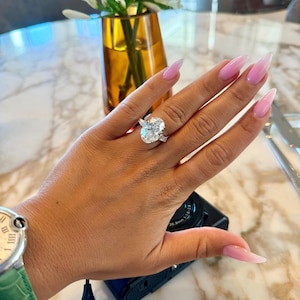 Luxuriöser 11 Karat IGI zertifizierter Verlobungsring / Verlobungsring mit ovalem Schnitt / Diamant / Drei-Stein-Ring mit konischen Baguette / 750 Weißgold /