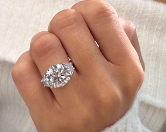 Round Cut Diamond Rings