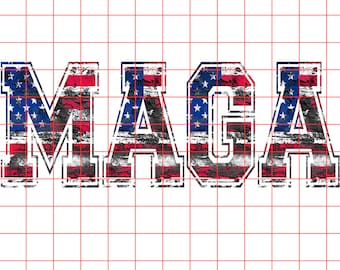 Puede incluir: Un diseño gráfico que presenta las letras "MAGA" en una fuente en negrita y de bloque. Las letras están rellenas con un patrón de bandera estadounidense desgastado, con rayas rojas, blancas y azules y estrellas blancas.