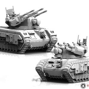 Könnte beinhalten: Zwei graue, detaillierte Miniaturpanzer mit mehreren Türmen und Kanonenläufen vor weißem Hintergrund. Das Bild zeigt das Design und die Merkmale der Modelle. Das Logo von The Makers Cult ist sichtbar.