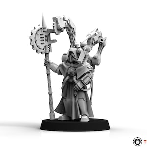 Może przedstawiać: Szara, drukowana w 3D miniatura futurystycznej postaci. Postać jest ubrana w zbroję i szaty, trzymając laskę z głową w kształcie koła zębatego. Dodatkowe mechaniczne ramiona wystają z tyłu. Podstawa jest czarna.