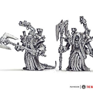 Puede incluir: Dos figuras en miniatura grises de un personaje robótico con rostro de calavera, brazos mecánicos y una larga túnica. Una figura sostiene un hacha grande, la otra un bastón. Fondo blanco.