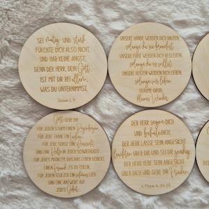 Puede incluir: Un conjunto de posavasos redondos de madera con citas inspiradoras grabadas en alem&aacute;n. Los posavasos presentan varias frases y vers&iacute;culos b&iacute;blicos, perfectos para la decoraci&oacute;n del hogar o como regalo. Cada posavasos mide aproximadamente 10 cm de di&aacute;metro.
