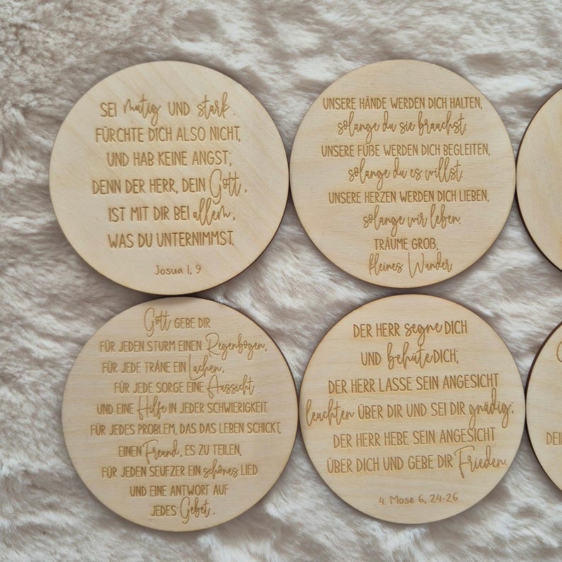 Puede incluir: Un conjunto de posavasos redondos de madera con citas inspiradoras grabadas en alem&aacute;n. Los posavasos presentan varias frases y vers&iacute;culos b&iacute;blicos, perfectos para la decoraci&oacute;n del hogar o como regalo. Cada posavasos mide aproximadamente 10 cm de di&aacute;metro.