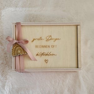 Houten kistje “Grote dingen beginnen vaak klein” – Cadeau voor zwangerschap of geboorte | Gepersonaliseerd cadeau met/zonder reageerbuis