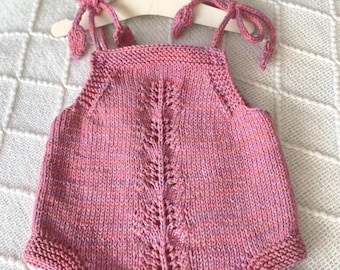 Pelele de bebé tejido a mano en mezcla de algodón: tonos rosas jaspeados, estilo vintage.
