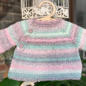 Pull épais tricoté à la main pour bébé : vert, rose et gris - 0-3 mois