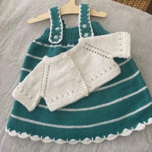Ensemble robe tricotée main pour bébé : ensemble vert et blanc avec cardigan (0-3 mois)