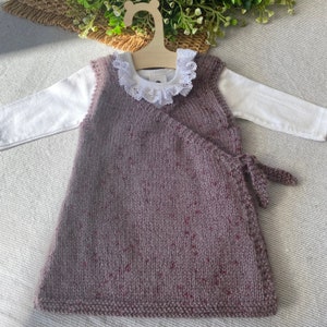 Robe bébé tricotée main : style cache-cœur chiné, 3-6 mois