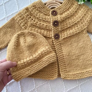 Ensemble tricoté à la main | Cardigan tricoté pour bébé | Bonnet tricoté | Cadeau bébé | Baby Shower | Vêtements tricotés pour bébé | Cadeau non sexiste | Cadeau fait main