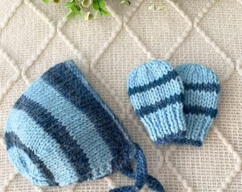 Conjunto de gorro y manoplas de bebé tejidos a mano: acrílico azul jaspeado