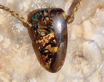 Yowahnut boulderopal macramè necklace