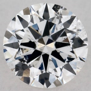 Könnte beinhalten: Ein runder, klarer Diamant mit Brillantschliff. Der Diamant hat einen leichten Gelbstich und mehrere kleine Einschlüsse sind sichtbar.