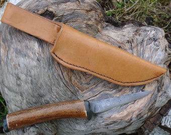 Medieval Damascus knife, 300 layers, stag horn with buffalo horn as hand protection and handle end. Tang riveted at the end of the handle.