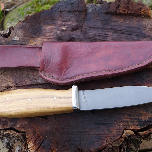 Hunting knife made of forged D2 steel with olive ash wood handle, 3 mm cowhide sheath, also very good to use as an outdoor knife