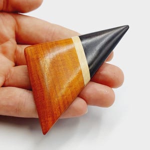Drewniana broszka w kształcie trójkąta w stylu vintage od Glorii Maris - Wood Sharp Triangle, geometryczny wzór w trzech odcieniach w stylu art déco z połowy XX wieku, prezent