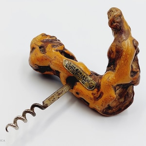 Puede incluir: Un sacacorchos de madera con un tornillo de metal y una etiqueta de latón que dice "Emile Pelletat Paris".