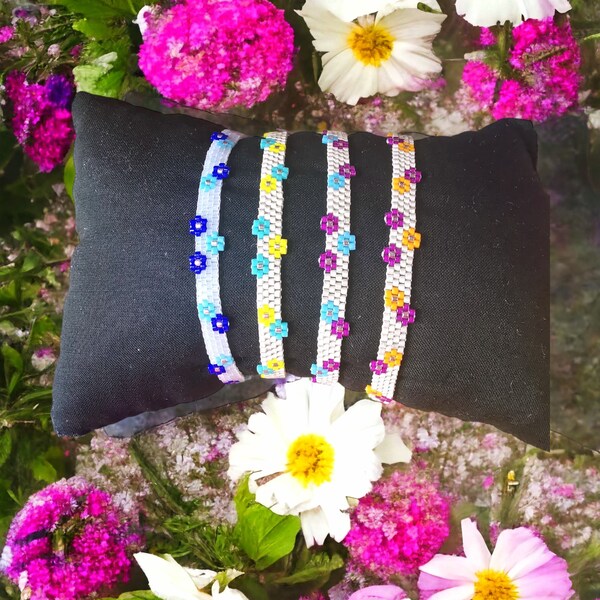 Miyuki Daisy handgeweven dames-/meisjesarmband, enkelbanden kralen Cordel verstelbaar dun minimalistisch, zomer kleurrijke vriendschapsarmband