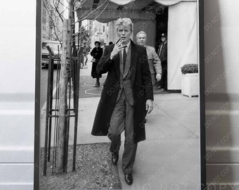 David Bowie Print / David Bowie caminando por Madison Avenue, Nueva York, Nueva York en 1983 / Vintage / Impresión de calidad premium
