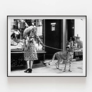 Cheetah Who Shops / La actriz de cine mudo Phyllis Gordon mirando escaparates en Earls Court, Londres con su guepardo 1939 / Impresión de calidad premium