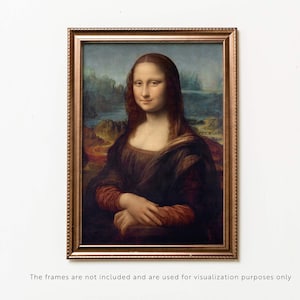 Może przedstawiać: Namalowany obraz kobiety z delikatnym uśmiechem, ubrana w ciemną sukienkę na jasnym tle. Obraz jest w złotej ramie.