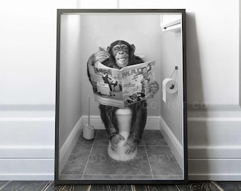 Puede incluir: Una fotografía en blanco y negro de un chimpancé sentado en un inodoro y leyendo una revista. La revista se titula "MAD".