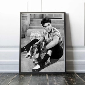 Elvis Presley z dwoma uroczymi bassetami | na planie Jailhouse Rock 1957 | Wydruk najwyższej jakości