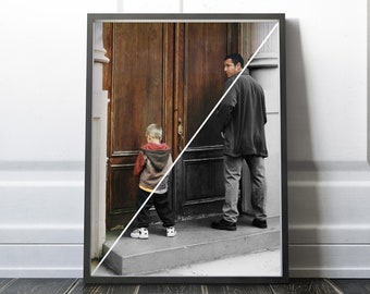 Puede incluir: Una foto en blanco y negro de un padre y un hijo de pie frente a una puerta de madera. El padre lleva una chaqueta oscura y el hijo lleva una chaqueta roja y azul. La foto está dividida en diagonal, la mitad superior en color y la mitad inferior en blanco y negro. El texto "PLEASE CHOOSE COLOR/STYLE FROM DROP-DOWN MENU" está en la parte inferior de la imagen.