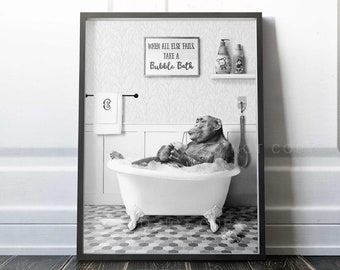 Puede incluir: Foto en blanco y negro de un chimpancé tomando un baño de burbujas en una bañera blanca. El chimpancé está sosteniendo un vaso y se está relajando en las burbujas. El letrero sobre la bañera dice "Cuando todo lo demás falla, toma un baño de burbujas."