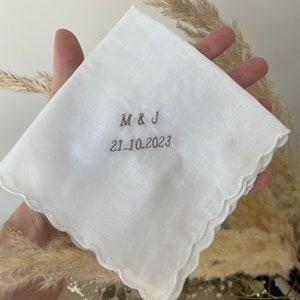Op maat geborduurde zakdoek. Zakdoek voor bruiloft, communie, doop. Moedercadeau, damessjaal, damessjaal, peettante cadeau. afbeelding 6