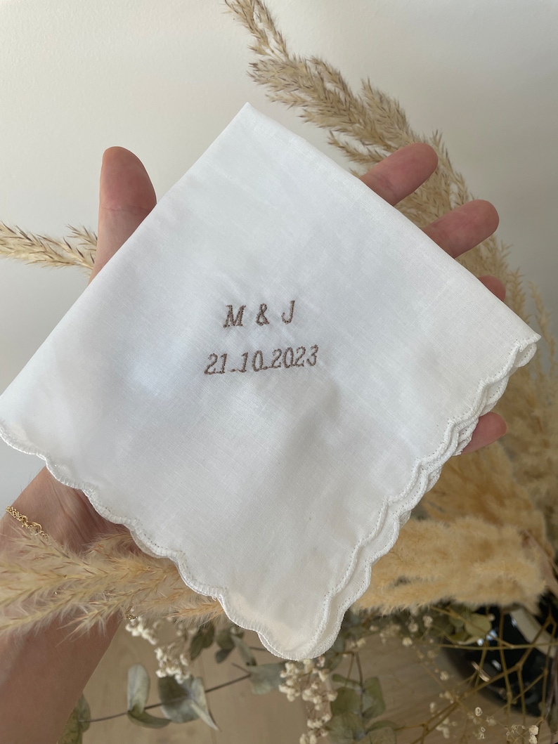 Pañuelo bordado personalizado. Pañuelo para boda, comunión, bautizo. Regalo madre, pañuelo mujer, pañuelo señora, regalo madrina. imagen 6