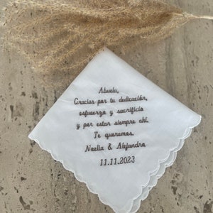 Pañuelo bordado personalizado. Pañuelo para boda, comunión, bautizo. Regalo madre, pañuelo mujer, pañuelo señora, regalo madrina. imagen 1