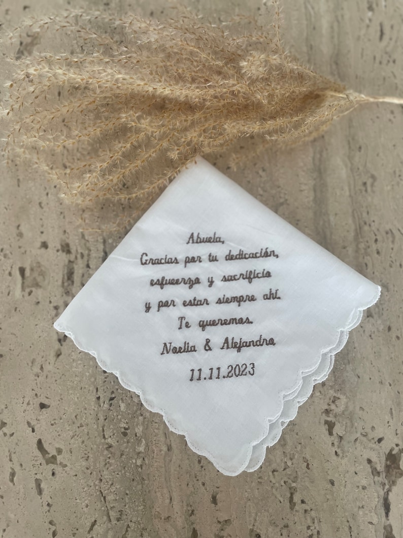 Pañuelo bordado personalizado. Pañuelo para boda, comunión, bautizo. Regalo madre, pañuelo mujer, pañuelo señora, regalo madrina. imagen 1