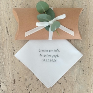 Pañuelo bordado traje bolsillo. Pañuelo boda bordado hombre. Regalo padre, padrino. Regalo de boda. Máximo 10 palabras.