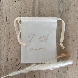 Bolsita arras bordada. Bolsa saquito arras. Bolsa bordada. Regalo de boda. Arras boda. Bolsita bordada.