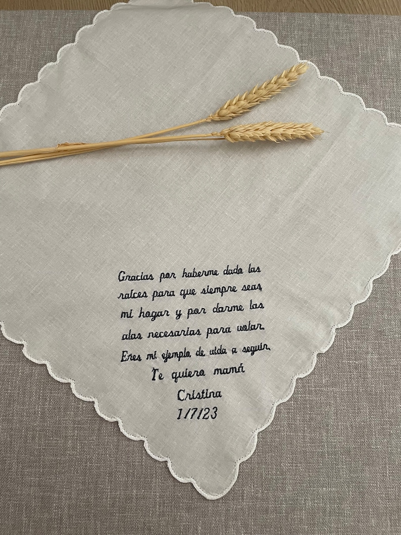 Pañuelo bordado personalizado. Pañuelo para boda, comunión, bautizo. Regalo madre, pañuelo mujer, pañuelo señora, regalo madrina. imagen 4