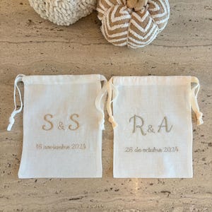 Bolsa saquito de arras - Bolsita de arras personalizada boda -  Bolsa bordada personalizada- Bolsita con iniciales y fecha - Detalle boda