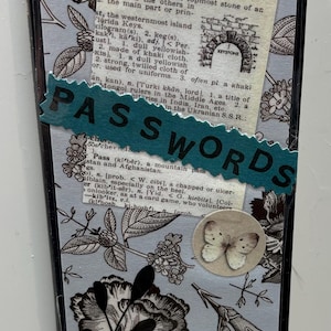 Puede incluir: Funda de teléfono decorativa con un estampado floral azul claro, con una pegatina que dice "PASSWORDS". La funda tiene un borde negro e incluye una pegatina de bombilla y una pegatina de mariposa.