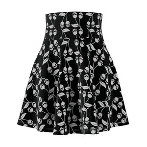 Può includere: Gonna skater nera con stampa di teschi e ciliegie bianche.