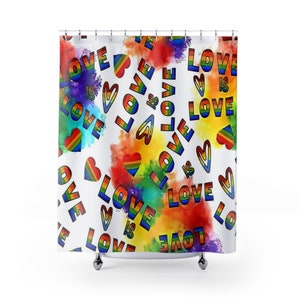 Puede incluir: Una cortina de ducha blanca con un patrón colorido de corazones arcoíris y las palabras "Love is Love" repetidas en todo.