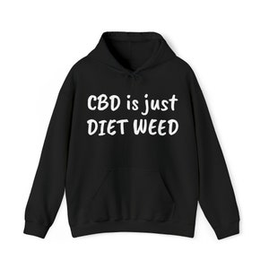 Può includere: Felpa con cappuccio nera con testo bianco che dice "CBD is just DIET WEED".