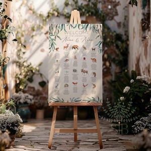 Pode incluir: Um cavalete de madeira exibe uma placa de boas-vindas de casamento. A placa tem um fundo creme com ilustrações em aquarela de animais e vegetação. O texto na parte superior diz "WELCOME to the wedding of Name & Name."