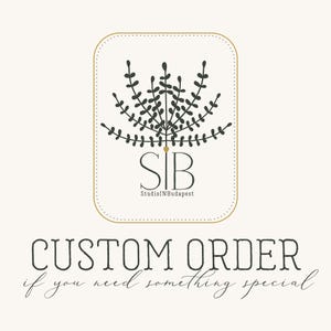 Peut inclure: Graphique crème avec un motif botanique noir et le texte "SIB Studio in Budapest". En dessous, les mots "CUSTOM ORDER" sont affichés en gras, en foncé, avec la phrase "if you need something special" en écriture cursive.