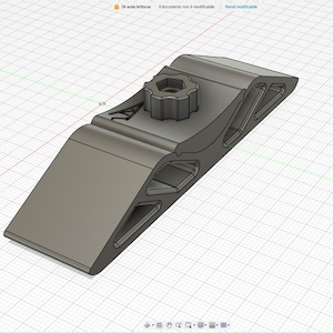 Può includere: Un oggetto grigio modellato in 3D con una base inclinata e una manopola esagonale sulla parte superiore. Il design presenta sezioni ritagliate lungo i lati e la forma generale è geometrica e moderna.