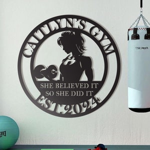 Letrero de metal para gimnasio, arte de pared de metal personalizado para fitness femenino, letrero de gimnasio motivacional, decoración del hogar para el fitness, regalo del día de la madre, letrero de mujer fuerte